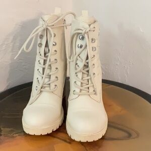 GBG Los Angeles Lace Up w/Side Zip Ankle Boots, Size 8M, Cream